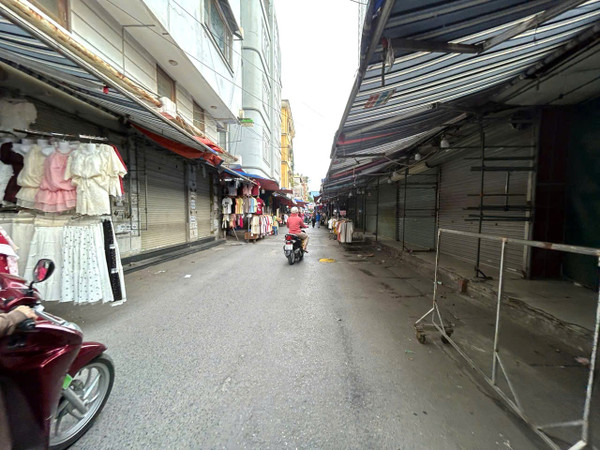 “Thiên đường mua sắm” chợ Nhà Xanh đìu hiu, nhiều gian hàng đóng cửa im lìm