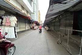 “Thiên đường mua sắm” chợ Nhà Xanh đìu hiu, nhiều gian hàng đóng cửa im lìm