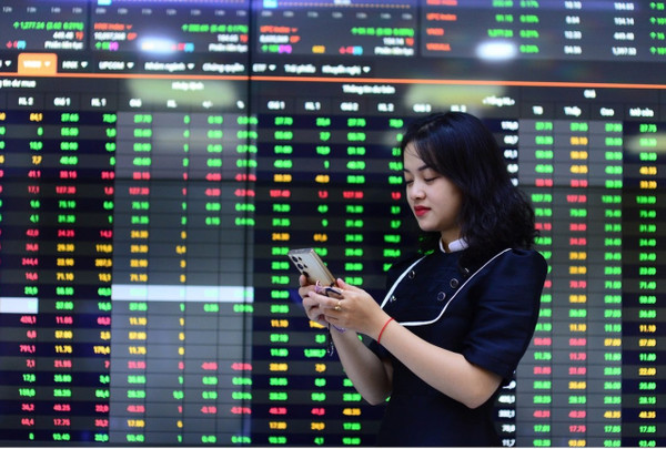 VN-Index rung lắc trước vùng hỗ trợ, kỳ vọng phục hồi nếu vượt 1.325 điểm