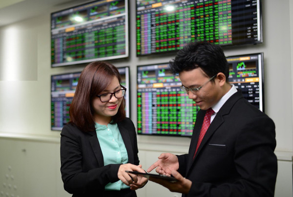 VN-Index tiệm cận đỉnh 3 năm, nhà đầu tư nên làm gì?