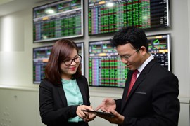 VN-Index tiệm cận đỉnh 3 năm, nhà đầu tư nên làm gì?