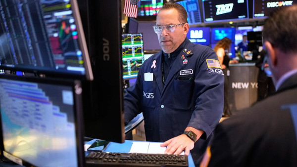 Chứng khoán Mỹ trượt dốc, giá dầu biến động khi giới đầu tư lo chiến sự Trung Đông leo thang