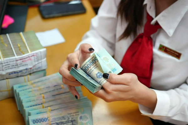 Lãi suất tiết kiệm và cho vay tiếp tục giảm