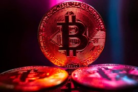Bitcoin giảm sâu sau khi chạm đỉnh lịch sử