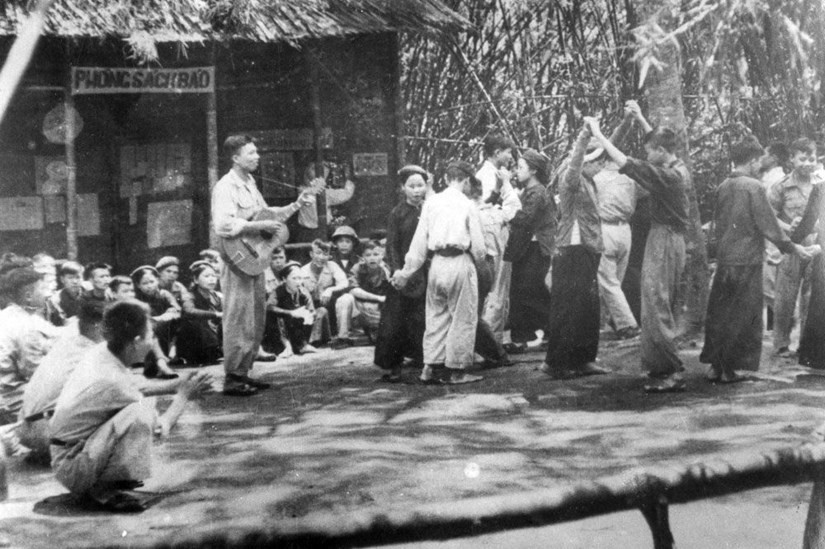 van-nghe-khang-chien.jpg