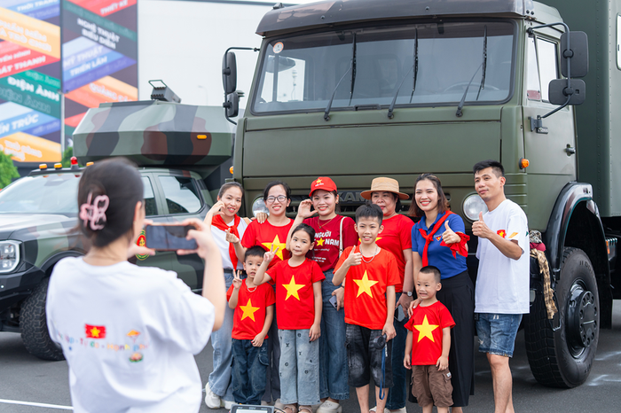 Du khách “nhuộm đỏ” Trung tâm Triển lãm Việt Nam với dresscode yêu nước  2