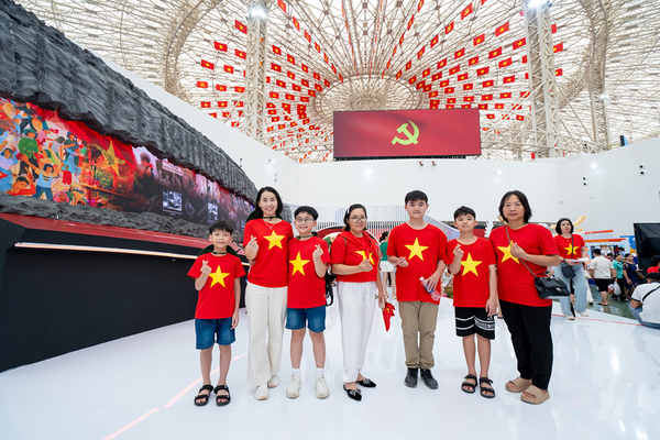 Du khách “nhuộm đỏ” Trung tâm Triển lãm Việt Nam với dresscode yêu nước 