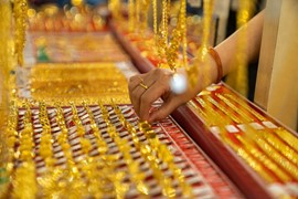 Vàng “tăng không ngừng nghỉ” lên 134,4 triệu đồng/lượng, cơn sốt nội địa trái ngược đà giảm toàn cầu