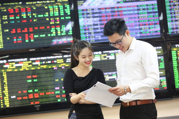 VN-Index “bốc hơi” hơn 90 điểm, nhà đầu tư cần lưu ý gì?