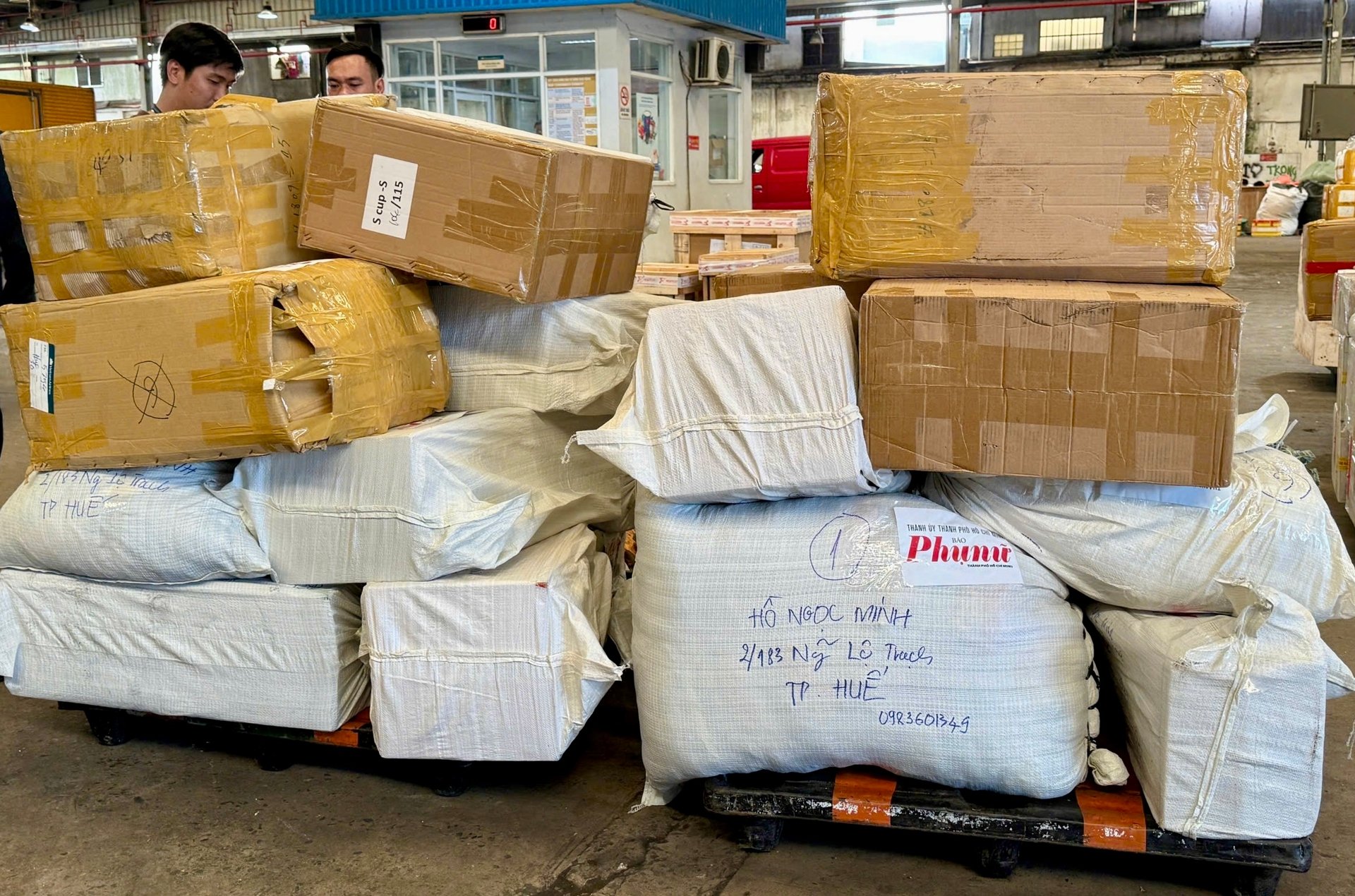 Vietnam Airlines van chuyen den Hue nhu yeu pham, thuoc men ho tro vung lu Vietnam Airlines vận chuyển đến Huế nhu yếu phẩm, thuốc men hỗ trợ vùng lũ