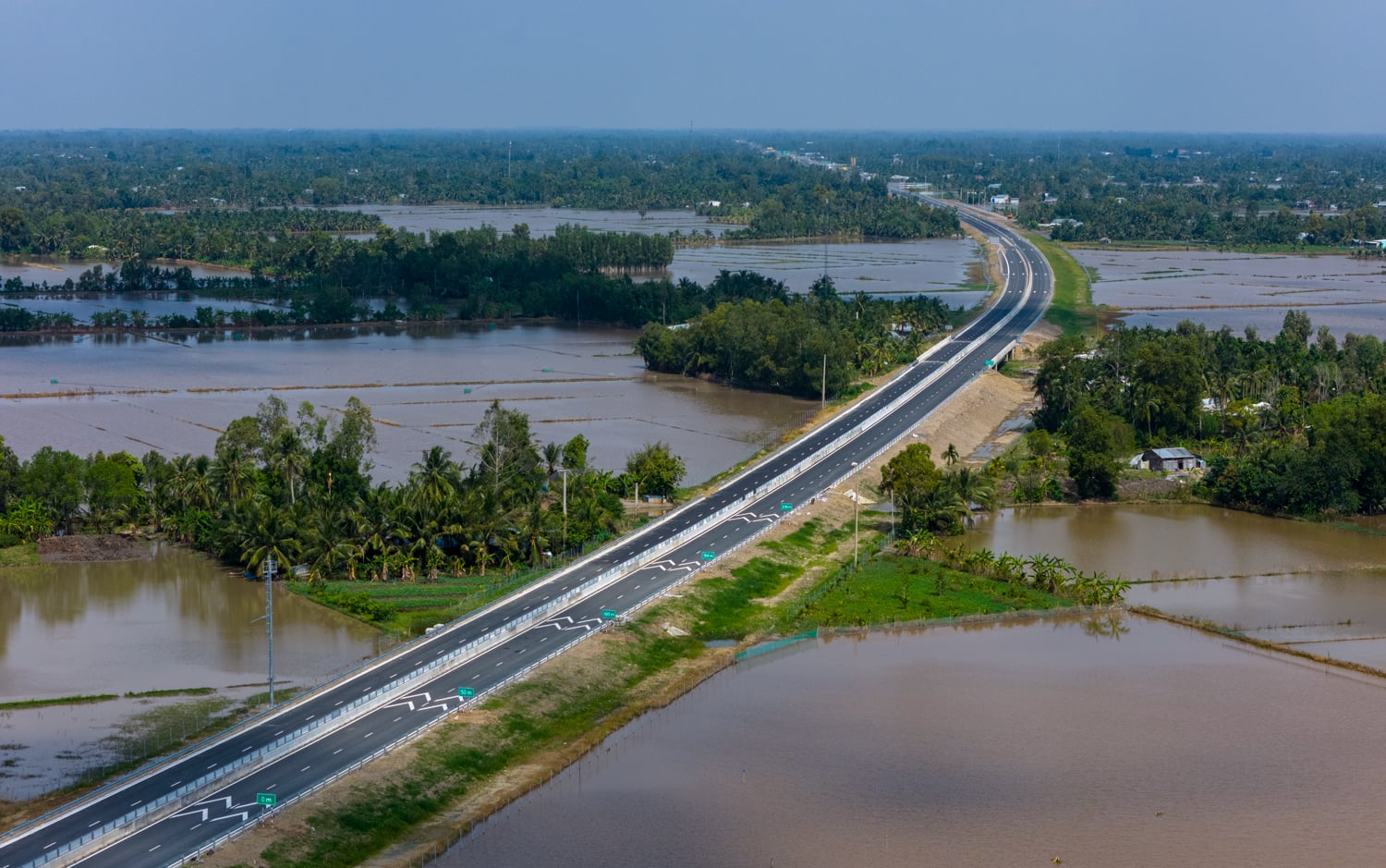 Cận cảnh tuyến cao tốc Cần Thơ - Cà Mau trước ngày thông xe