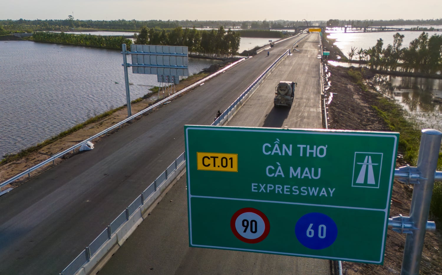 Cận cảnh tuyến cao tốc Cần Thơ - Cà Mau trước ngày thông xe 2