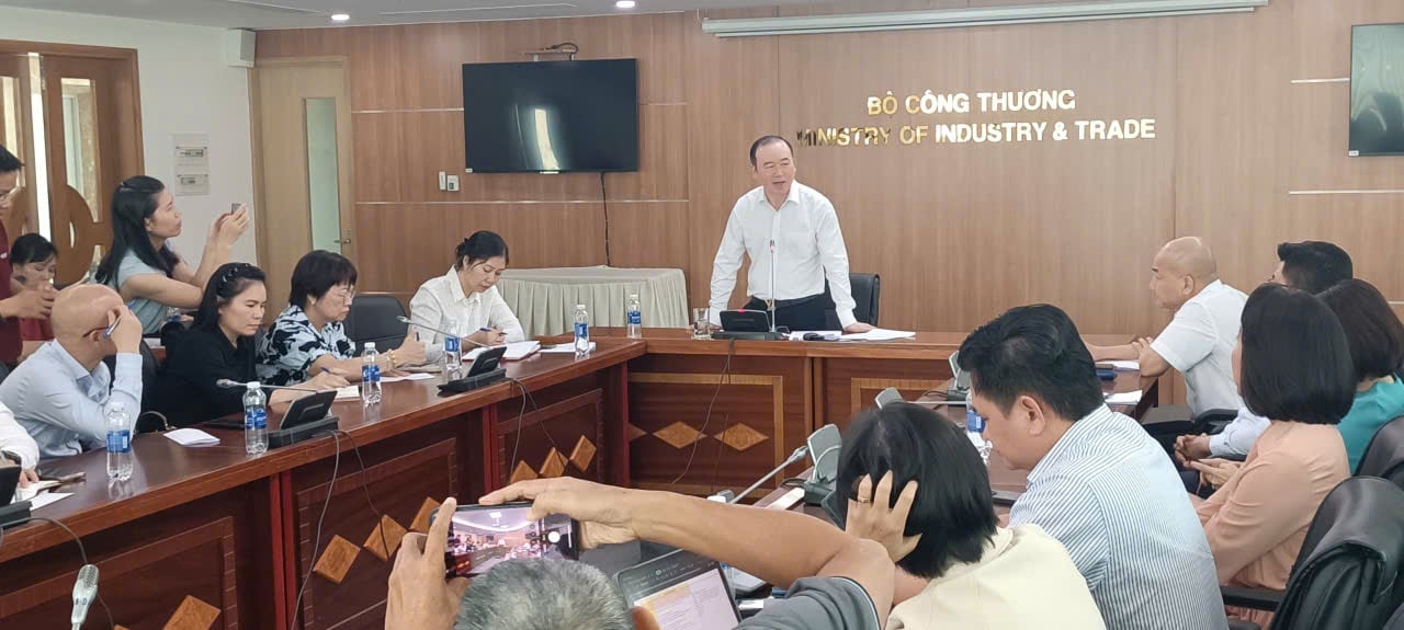 Chi phí đầu vào leo thang, doanh nghiệp 'ghìm giá' giữ sức mua 2