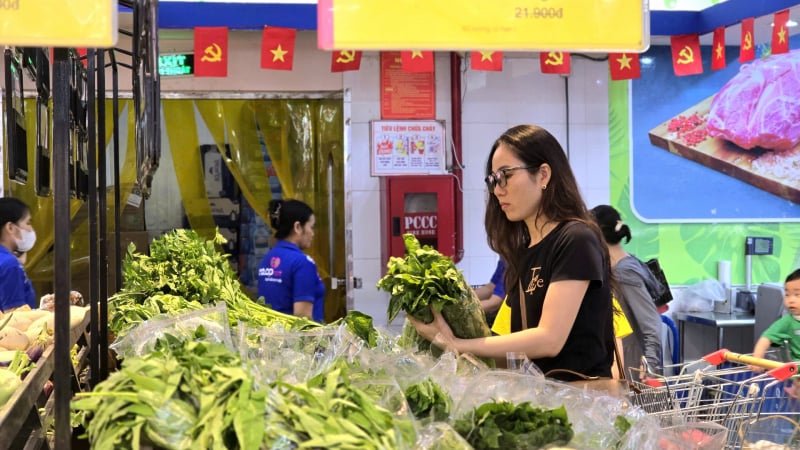 Chi phí đầu vào leo thang, doanh nghiệp 'ghìm giá' giữ sức mua