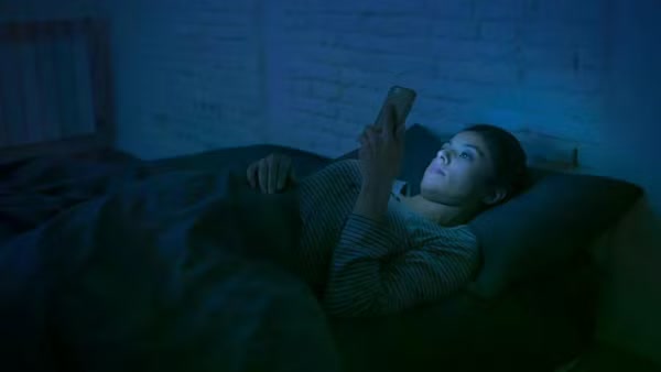 Ánh sáng xanh màn hình điện tử có thực sự là kẻ thù của giấc ngủ?