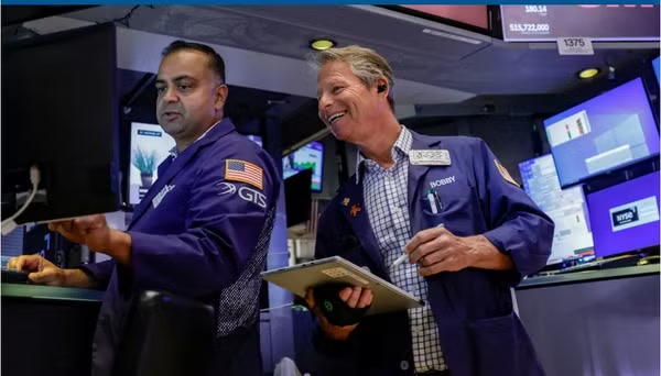Nasdaq lập kỷ lục mới, giá dầu giảm liên tiếp 5 phiên