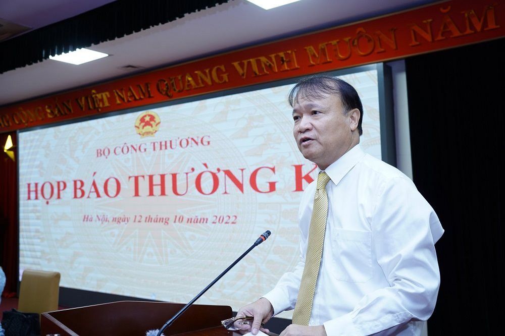 Thu truong Bo Cong thuong: Doanh nghiep xang dau dong cua la do thua lo keo dai 2 Thứ trưởng Bộ Công thương: Doanh nghiệp xăng dầu đóng cửa là do thua lỗ kéo dài 2