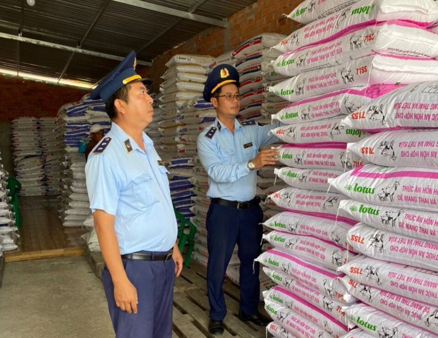Buôn, bán thức ăn chăn nuôi không đảm bảo chất lượng, một hộ kinh doanh tại Bến Tre bị đình chỉ hoạt động