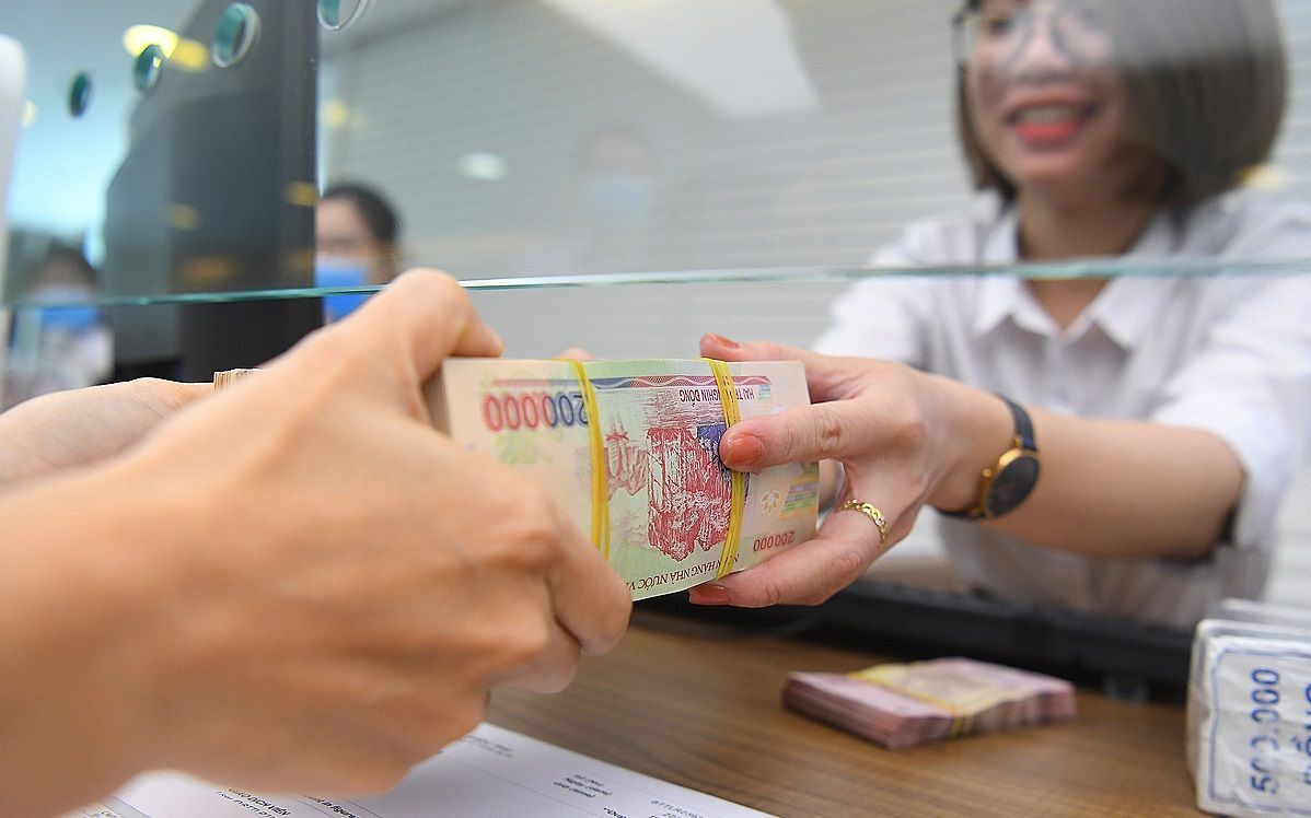 Un un gui tien vao ngan hang khi lai suat tang cao Ùn ùn gửi tiền vào ngân hàng khi lãi suất tăng cao