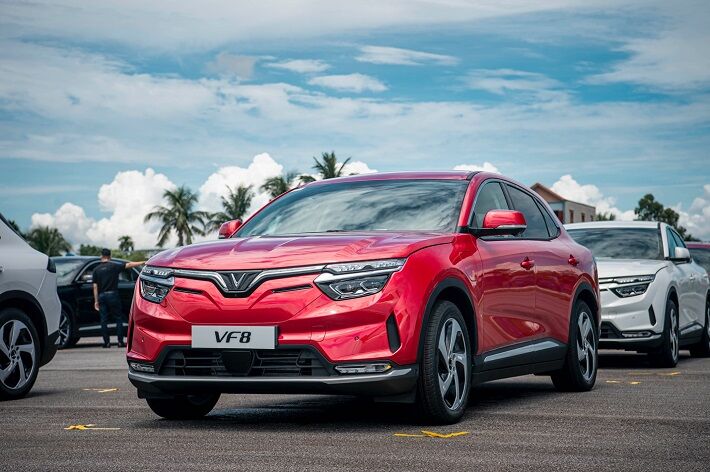 Xe dien - Khi chung ta pha vo su le thuoc 2 Xe điện VF8 của Vinfast