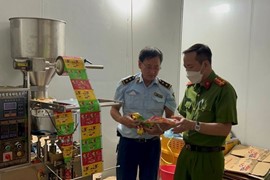 Phát hiện kho chứa kẹo xuất xứ Trung Quốc đang "hô biến" thành kẹo Nhật Bản
