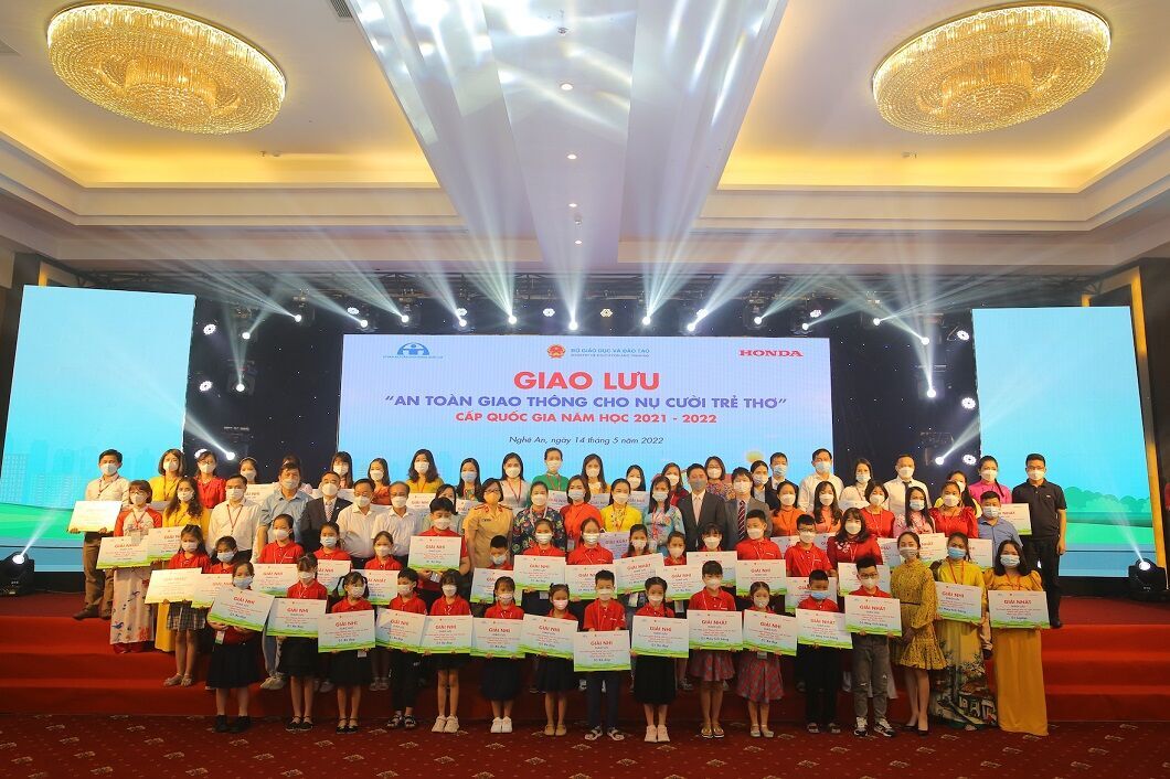 ban-to-chuc-chup-hinh-luu-niem-cung-cac-hoc-sinh-va-giao-vien-xuat-sac.JPG