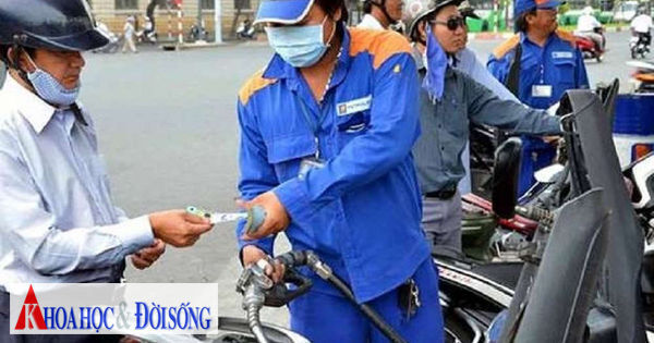 Giá xăng vượt 30.000 đồng/lít