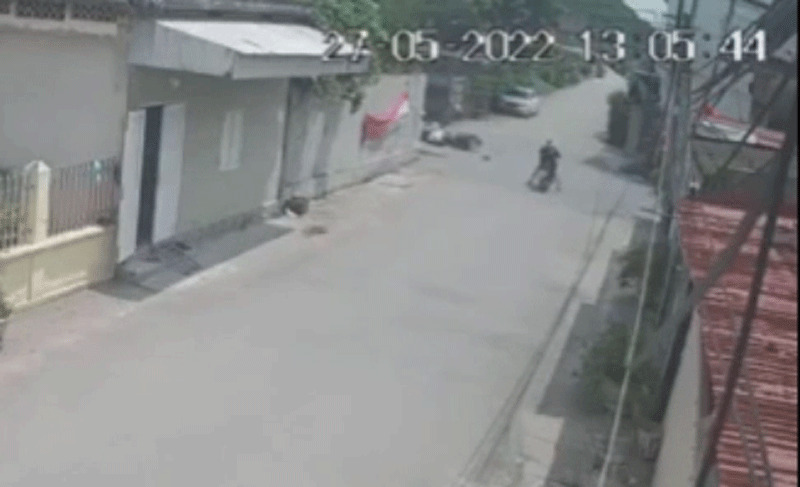 Video: Hãi hùng cảnh xe máy phóng nhanh đâm ngang cabin xe tải