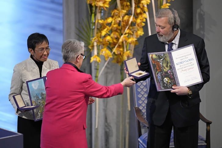 Nha bao Nga dau gia huy chuong Giai Nobel Hoa binh de ho tro tre em ti nan Ukraine 2 Ông Dmitry Muratov là tổng biên tập của hãng thông tấn độc lập Novaya Gazeta tại Nga.