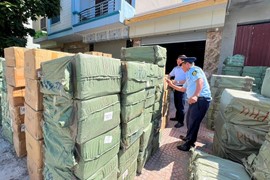 Thu giữ hơn 20 tấn mỹ phẩm, nước hoa có dấu hiệu làm giả