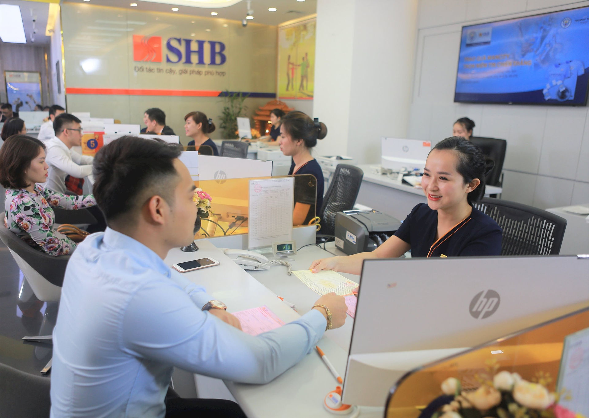 SHB uu dai phi chuyen tien quoc te danh cho doanh nghiep 2 anh-giao-dich-2-.jpg