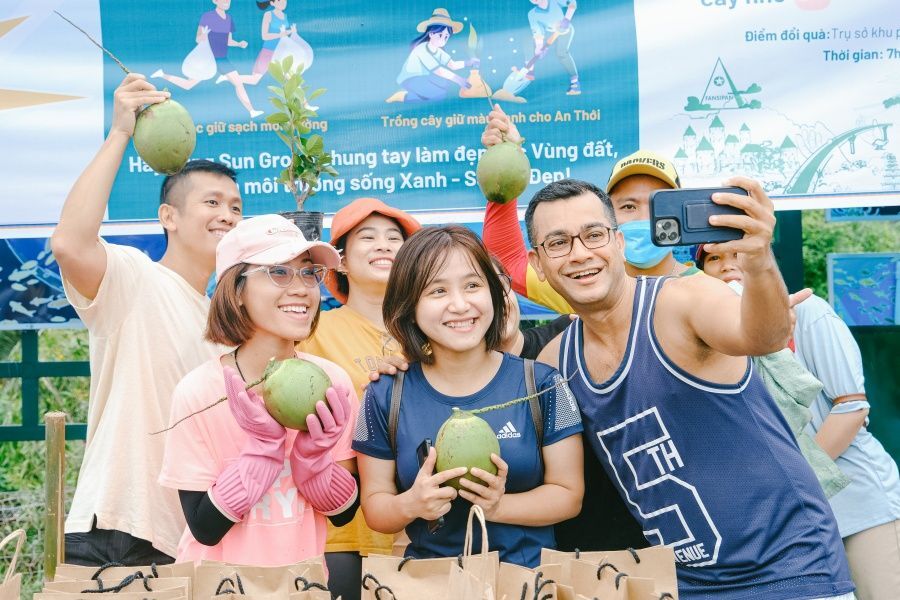Hàng trăm tình nguyện viên Phú Quốc xuống phố thu gom rác 6