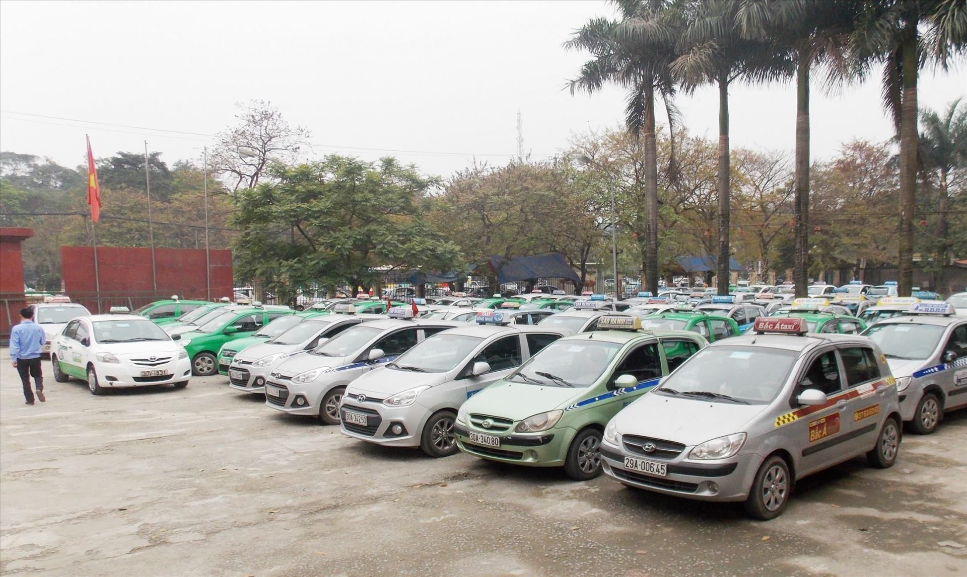 Các hãng taxi bắt đầu nộp hồ sơ giảm giá cước
