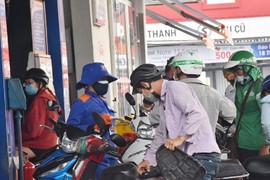 Giá xăng giảm lần thứ tư liên tiếp