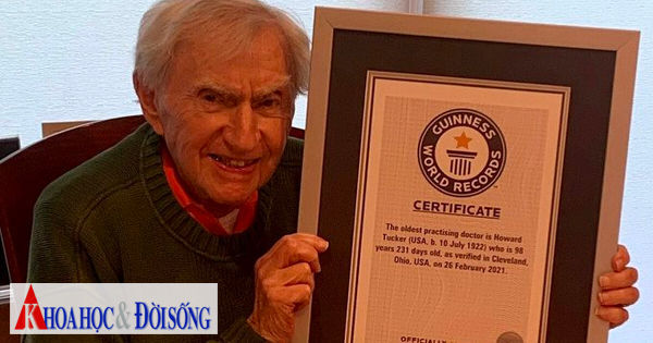 100 tuổi vẫn hành nghề bác sĩ và chưa có ý định nghỉ hưu