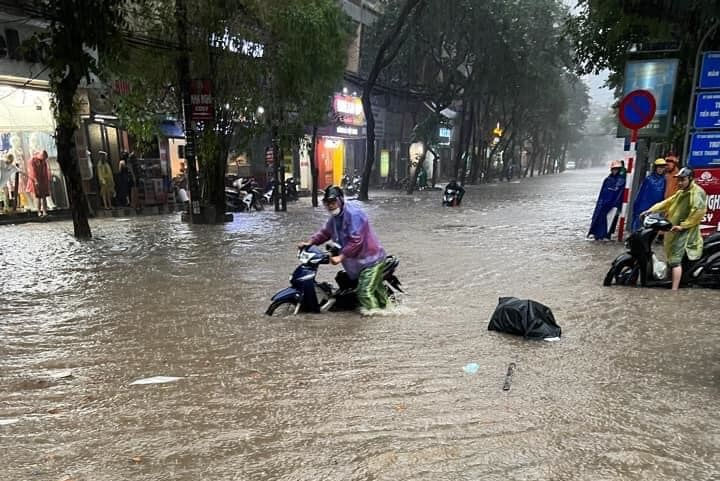 Chieu nay mien Bac don dot mua lon dai ngay ha-noi-mua.jpg