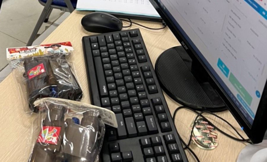 Tạm giữ nhiều sản phẩm ống nhòm đồ chơi có gắn hình ảnh bản đồ và "hình lưỡi bò"