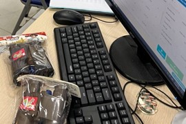 Tạm giữ nhiều sản phẩm ống nhòm đồ chơi có gắn hình ảnh bản đồ và "hình lưỡi bò"