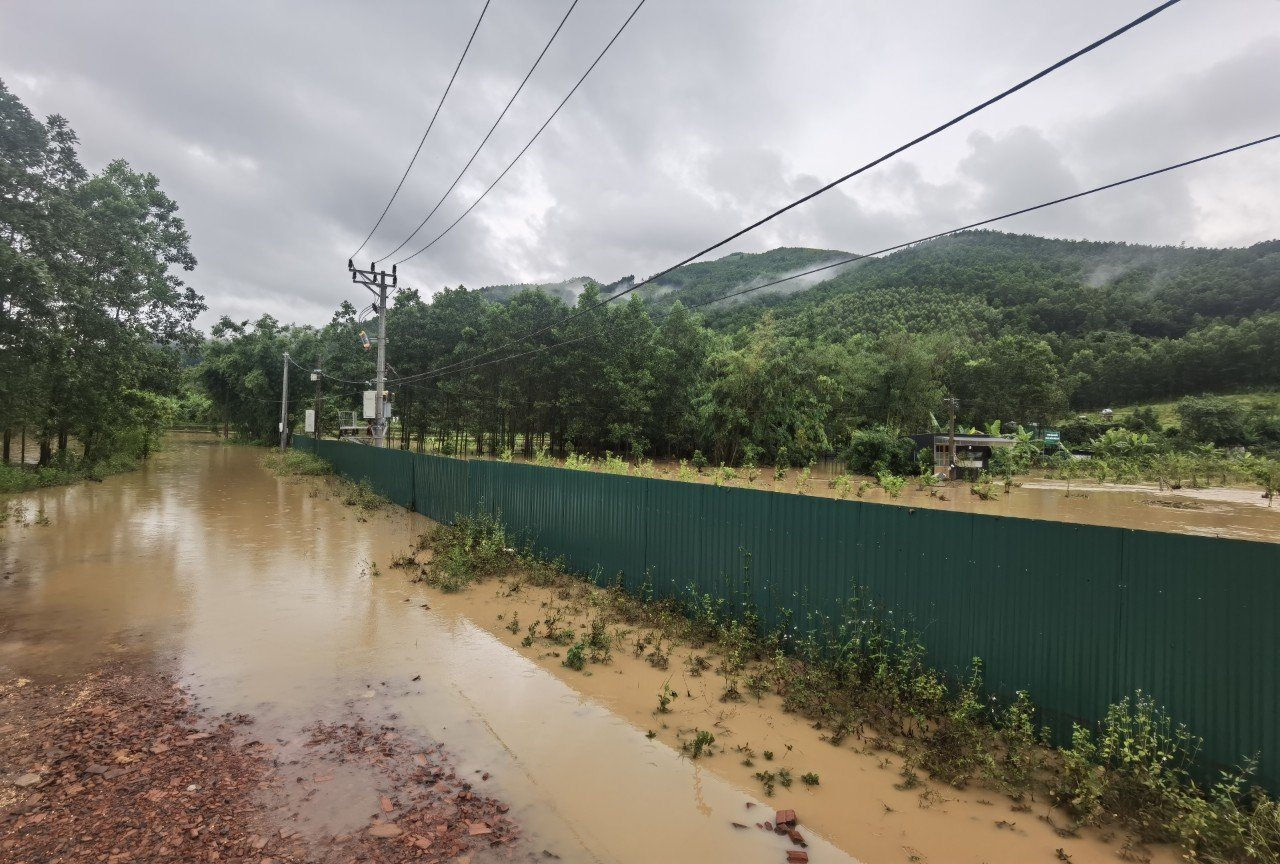 TP Uong Bi - Quang Ninh: Hang chuc ho dan lam canh co lap khi mua to quang-ninh-1.jpg