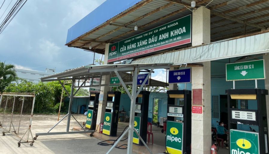 Keo rao chan ngung ban xang vi chu cua hang... "bi benh dot xuat phai cap cuu" 2 Kéo rào chắn ngừng bán xăng vì chủ cửa hàng... bị bệnh đột xuất phải cấp cứu 2