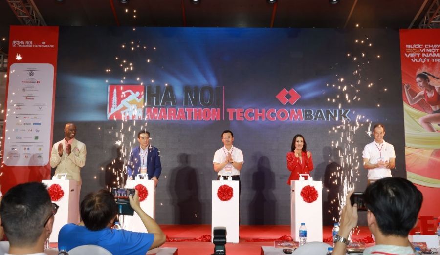 Hà Nội Marathon Techcombank lần đầu tiên thu hút gần 7,000 vận động viên tham gia
