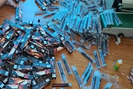 Hà Nội: Phát hiện cơ sở nghi làm giả hàng nghìn linh kiện thuốc lá điện tử