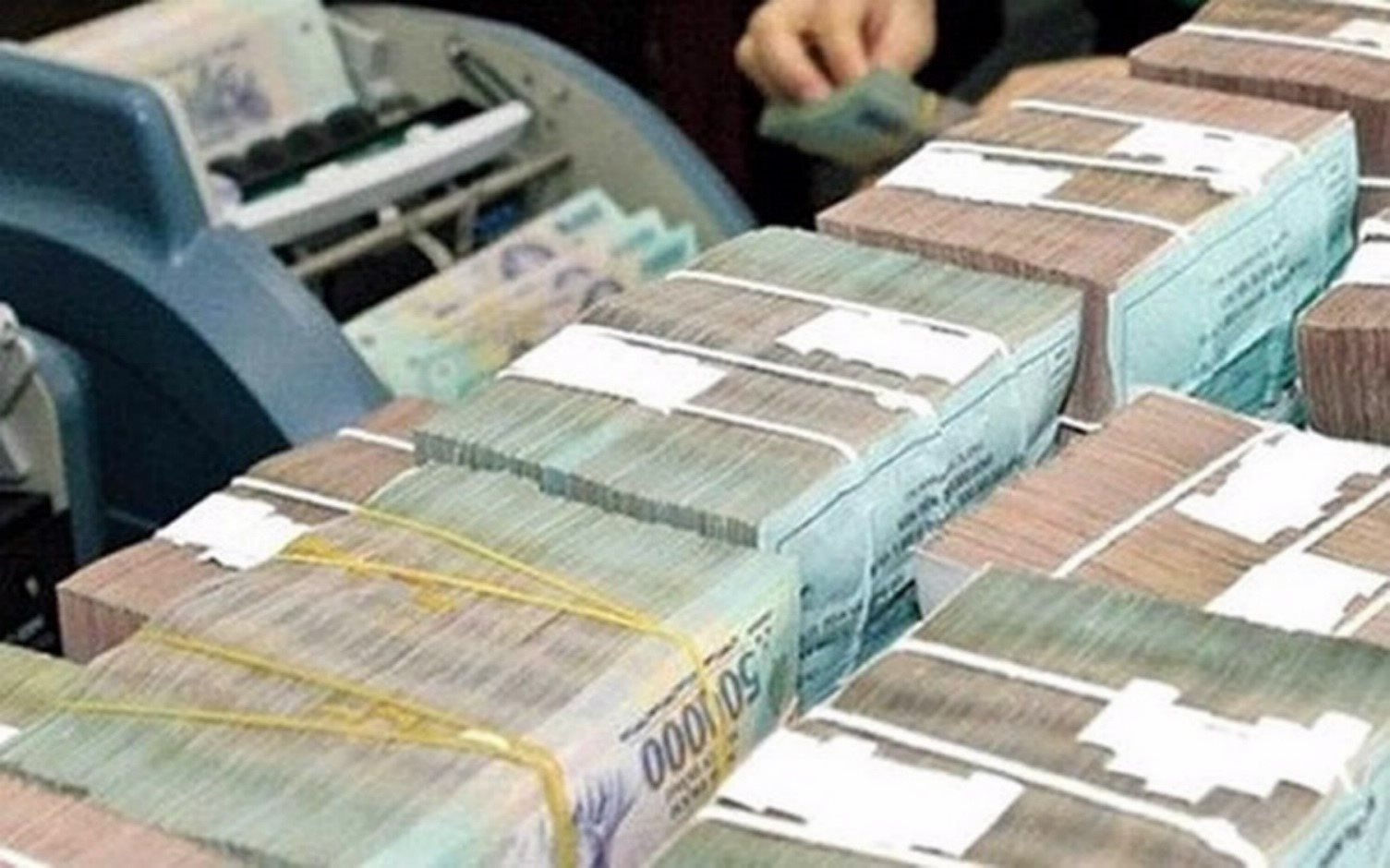 Ngân sách nhà nước bội thu hơn 175.000 tỷ đồng trong 4 tháng đầu năm