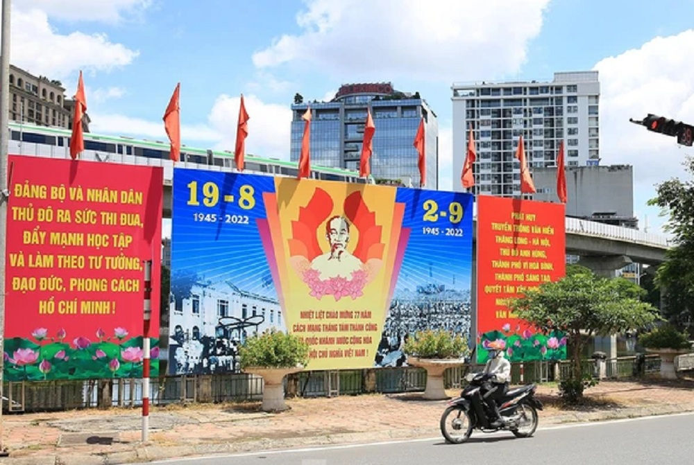 Ha Noi ruc ro co hoa chao mung Quoc khanh 2/9 7 29.8.jpg