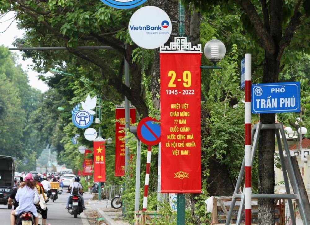 Ha Noi ruc ro co hoa chao mung Quoc khanh 2/9 10 29.9.jpg