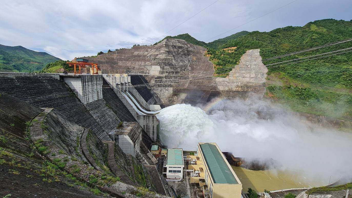 Mực nước hồ thủy điện ngày 15/10: Thủy điện miền Trung tăng xả tràn