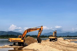 Cử tri kiến nghị tìm vật liệu thay thế cát sông hạn chế việc khai thác cát, gây sạt lở, sụt lún