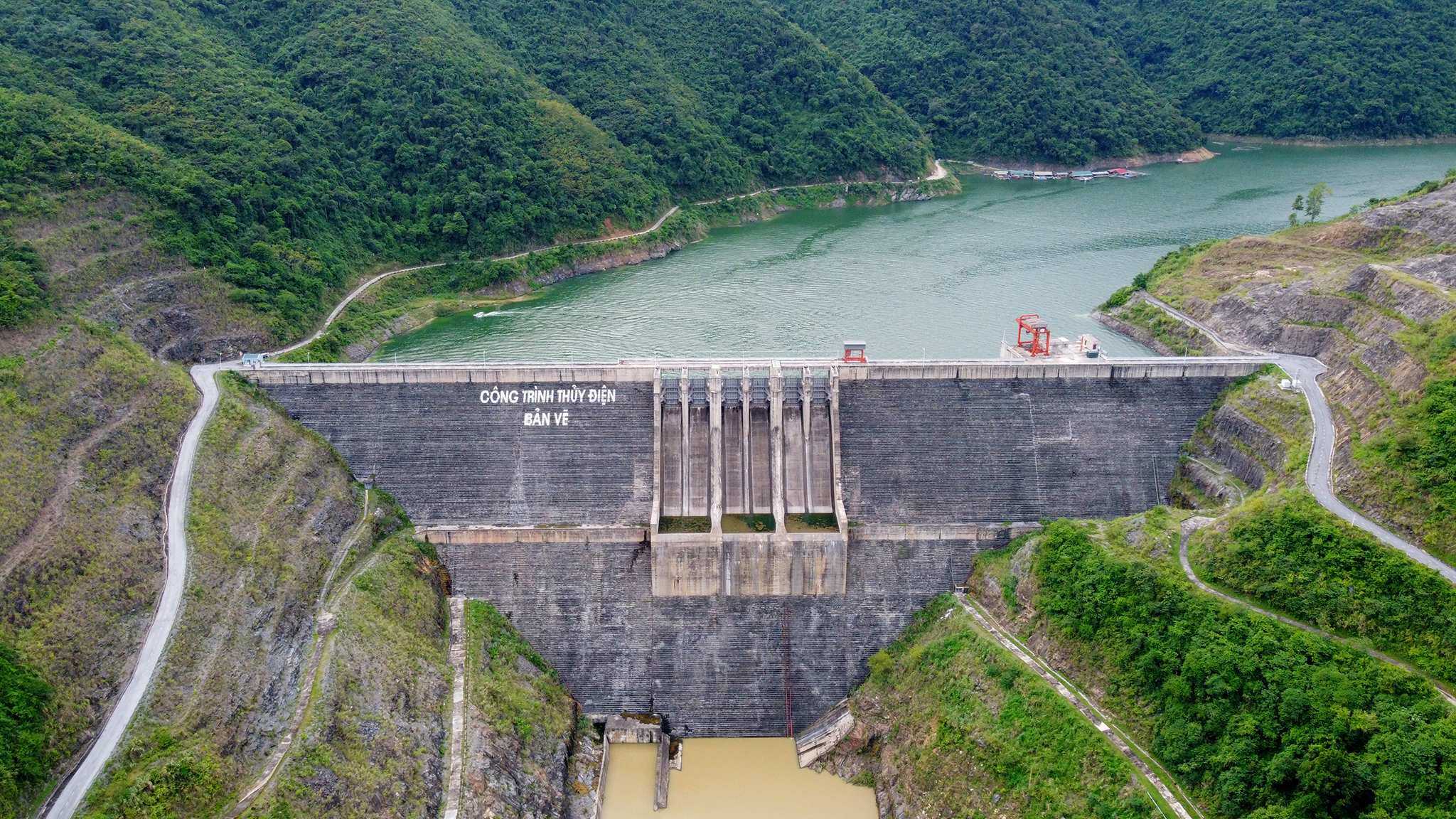 Nhiều thủy điện tại khu vực Trung Bộ và Đông Nam Bộ tiếp tục xả tràn để điều tiết hồ chứa