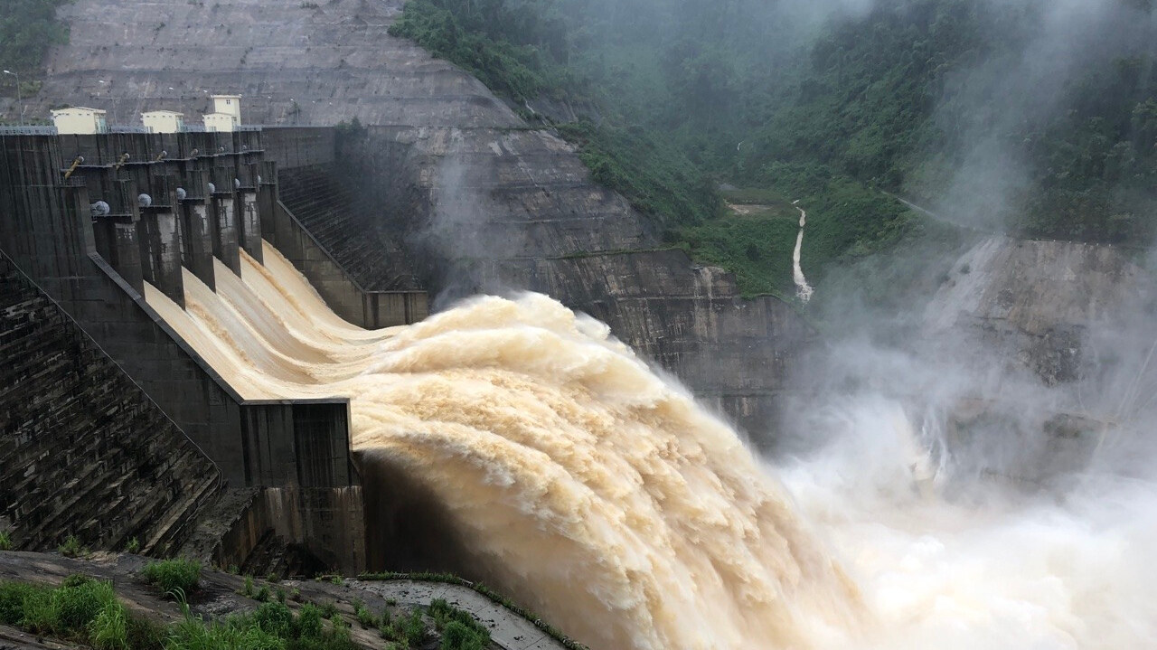 Mực nước hồ thủy điện ngày 23/10: Thủy điện tại Quảng Nam tăng xả để duy trì mực nước cao nhất trước lũ