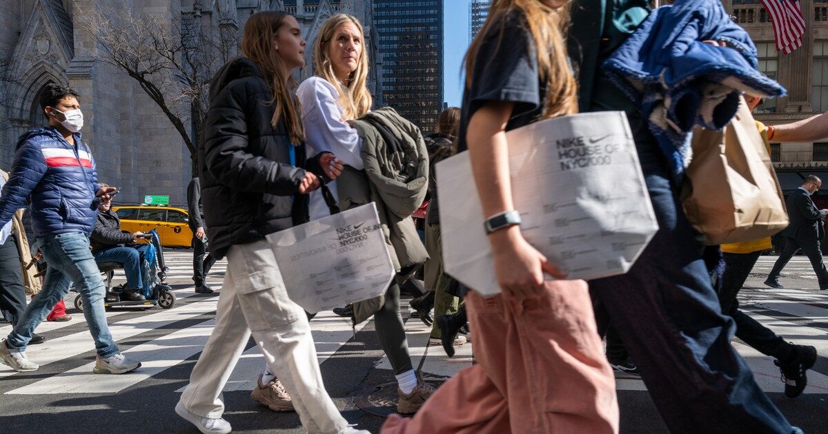 Mặc nỗi lo lạm phát, người Mỹ chi tiêu như "không có ngày mai"